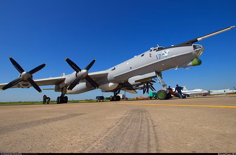 Các thiết bị thông tin liên lạc vô tuyến của Tu-142MR hiện tại đều được sản xuất từ những năm 1980 nên rất lạc hậu. Bên cạnh đó còn không tương thích với các tàu ngầm hạt nhân chiến lược thế hệ mới của Nga như Project 885 Yasen (Severodvinsk-class), Project 885M Yasen-M, Project 995 Borei (Dolgorukiy-class) và Project 955A Borei-A.