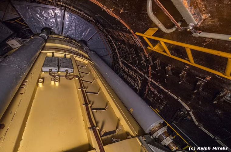 Các nhiếp ảnh gia của English Russia đã khá mạo hiểm để thực hiện phóng sự ảnh này khi di chuyển bên trong silo phải hoàn toàn dựa vào hệ thống thang phụ đã xuống nghiêm trọng và chỉ cần một sơ sẩy cũng có thể dẫn tới tai nạn đáng tiếc.