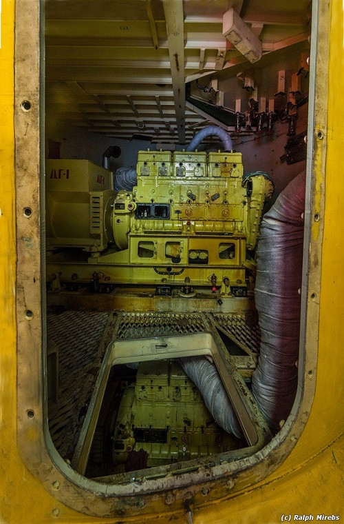 Một phòng máy bên trong silo tên lửa đạn đạo liên lục địa R-36M nhiều khả năng là máy phát điện chính của silo này.