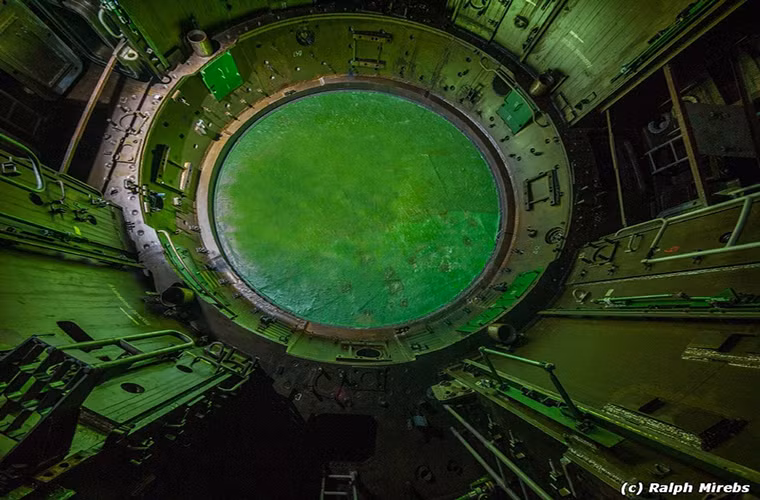 Độ sâu của silo này ước chừng hơn 40m, để di chuyển xuống phần đáy của nó cũng không hề dễ dàng gì.