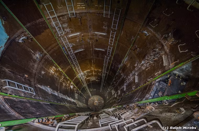 Trong ảnh là những gì còn sót lại của silo tên lửa đạn đạo R-36 của Nga, với tình trạng của nó có vẻ như silo này đã bị bỏ hoang từ khá lâu nhiều khả năng là từ cuối những năm 1990.