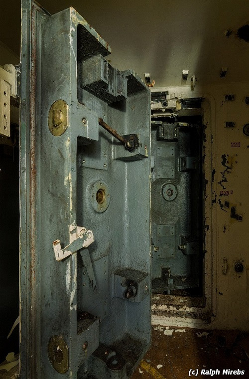 Ngăn cách giữa khu chứa tên lửa và trung tâm chỉ huy tác chiến của silo là hai tấm cửa thép khủng lồ và căn hầm này có thể chịu được mọi đợt tấn công bằng vũ khí hạt nhân từ bên ngoài.