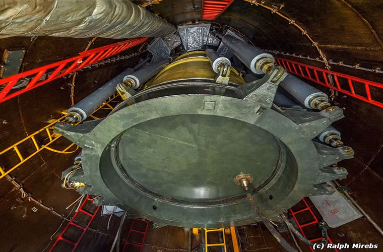 Tên lửa đạn đạo R-36 của Nga có tầm bắn tối đa là 16.000km, ở một số biến thể nó có thể mang theo tới 10 đầu đạn hạt nhân nhưng điều này cũng ảnh hưởng đến tầm bắn của nó. Một tên lửa R-36 có sức công phá mạnh nhất là 25Mt chỉ với một đầu đạn duy nhất.