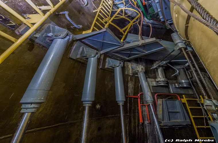 Trước khi Liên Xô sụp đổ vào năm 1991, Liên Xô có khoảng 308 silo R-36M trong đó 204 silo ở Nga và 104 ở Kazakhstan. Sau khi ký hiệp ước cắt giảm vũ khí hạt nhân chiến lược STAR I với Mỹ số lượng silo chứa R-36M của Nga chỉ còn 154 kể cả các silo ở Kazakhstan.