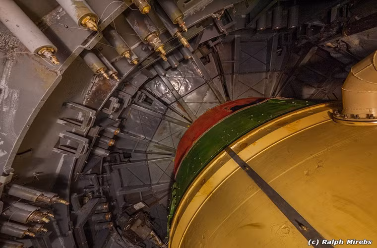 Thậm chí để di chuyển giữa các tầng bên trong silo người Nga còn trang bị cho nó một thang máy cỡ nhỏ.