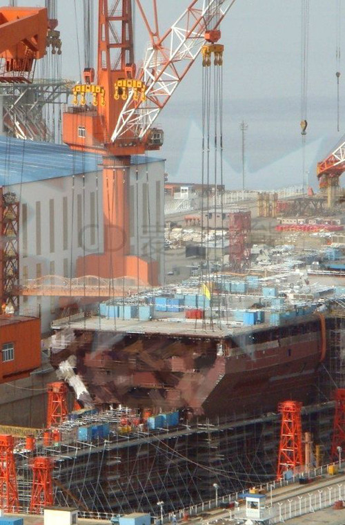 Theo Popular Science, bắt đầu từ đầu năm 2015, rất nhiều phần đã được lắp ráp cho tàu sân bay mới của Trung Quốc, gồm khoang dưới sàn tàu và cửa dành cho các thang nâng máy bay từ dưới lên.