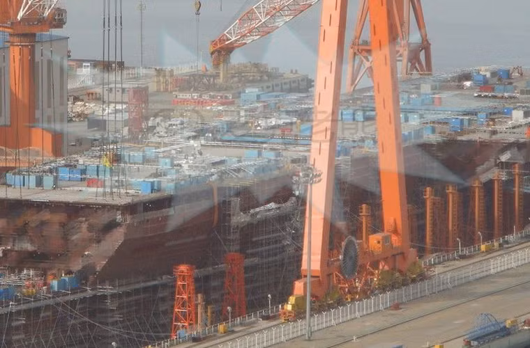 Chuyên gia quân sự Trung Quốc Cao Weidong khi trả lời phỏng vấn tờ báo Asia Today dự đoán rằng nếu dự án đóng tàu sân bay đang tiến hành thiết lập đường băng nhảy cầu ở boong tàu thì tàu sân bay mới của Trung Quốc có thể không lâu nữa sẽ được hạ thủy. Nhưng việc xây dựng con tàu vẫn đang tiến hành nên công đoạn hạ thủy sẽ cần có thêm một cơ số thời gian nữa.