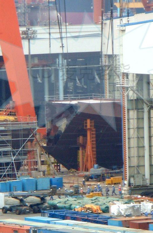 Ngoài ra, chuyên gia Cao Weidong còn thiết lộ, các tàu sân bay nội địa của Trung Quốc trong tương lai sẽ sử dụng máy phóng điện để phóng các máy bay trên tàu. Ảnh: Cận cảnh phần mũi tàu có lẽ đang chờ module boong phóng nhảy cầu trên tàu sân bay đầu tiên do Trung Quốc tự chế tạo.