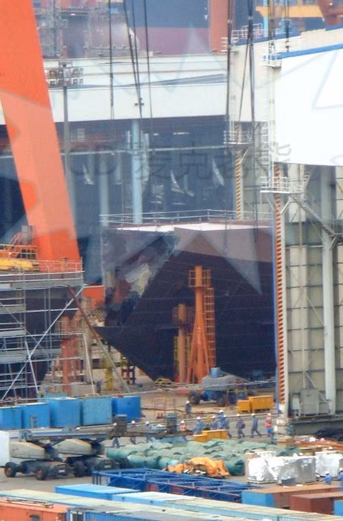 Ngoài ra, chuyên gia Cao Weidong còn thiết lộ, các tàu sân bay nội địa của Trung Quốc trong tương lai sẽ sử dụng máy phóng điện để phóng các máy bay trên tàu. Ảnh: Cận cảnh phần mũi tàu có lẽ đang chờ module boong phóng nhảy cầu trên tàu sân bay đầu tiên do Trung Quốc tự chế tạo.