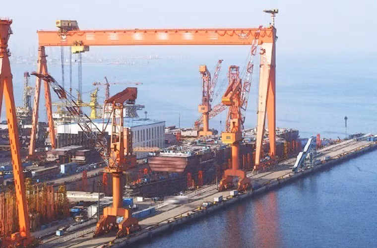 Theo một số nguồn tin, tàu sân bay này của Trung Quốc vẫn sử dụng động cơ thông thường, lượng giãn nước khoảng 50 nghìn tấn. Ảnh mới nhất chụp ngày 20/5/2016 tại cảng Đại Liên, Trung Quốc.