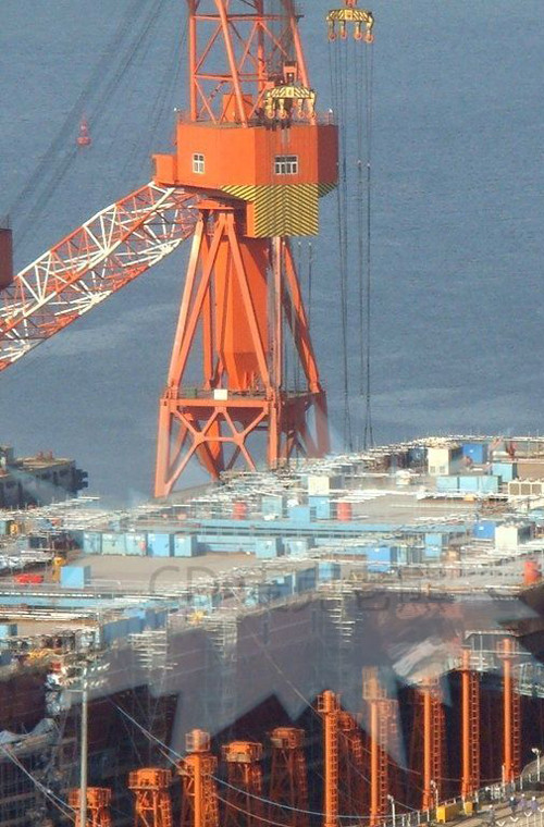 Căn cứ trên các hình ảnh được báo mạng Trung Quốc đăng tải, tờ Popular Science (Tạp chí Khoa học và Công nghệ Mỹ) mới đây cho biết rằng, tàu sân bay Trung Quốc tự chế tạo đang gần hoàn thiện phần cài đặt khoang chứa máy bay. Bước tiếp theo cần làm nữa là cài đặt hệ thống nhảy cầu, các tháp kiểm soát và sàn đáp máy bay.