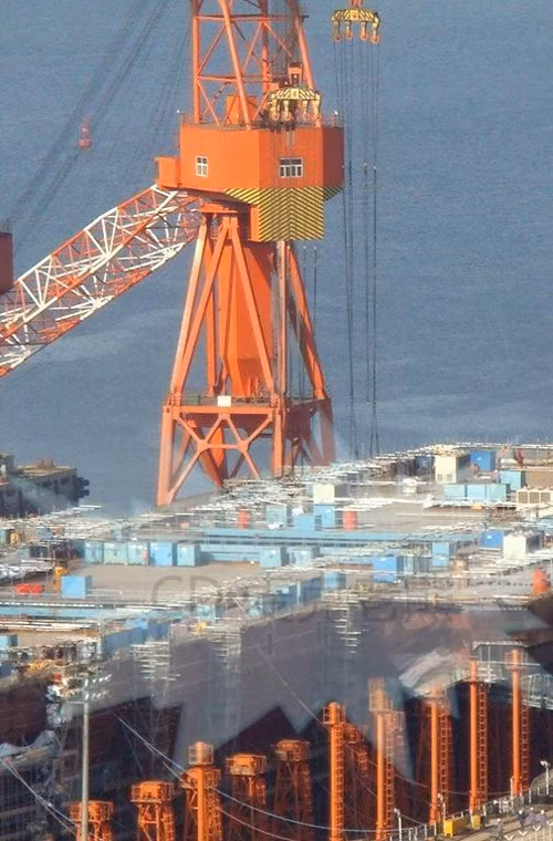 Căn cứ trên các hình ảnh được báo mạng Trung Quốc đăng tải, tờ Popular Science (Tạp chí Khoa học và Công nghệ Mỹ) mới đây cho biết rằng, tàu sân bay Trung Quốc tự chế tạo đang gần hoàn thiện phần cài đặt khoang chứa máy bay. Bước tiếp theo cần làm nữa là cài đặt hệ thống nhảy cầu, các tháp kiểm soát và sàn đáp máy bay.