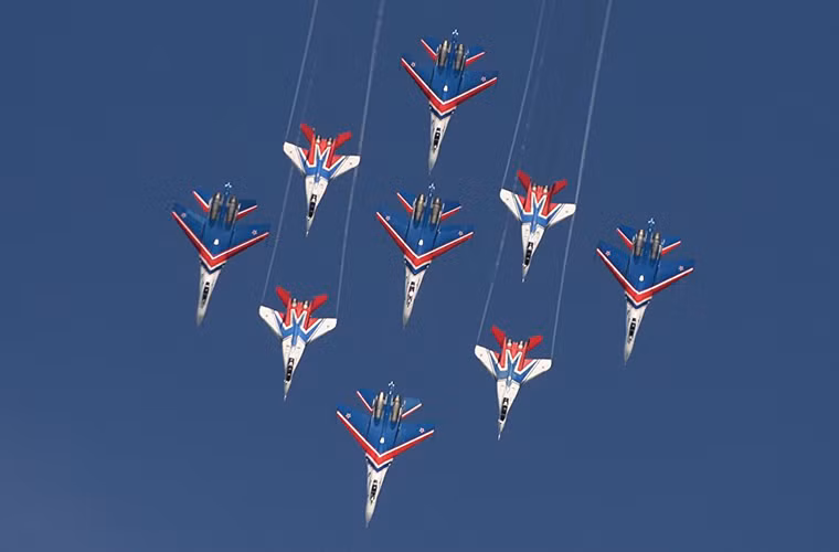 Trong ảnh là bộ đôi phi đội máy bay biểu diễn MiG-29 và Su-27 tham gia trình diễn trong lễ khai mạc Army-2016.