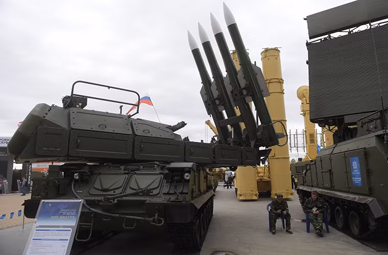 Tất nhiên tại Army-2016 cũng không thể thiếu các mẫu tên lửa phòng không tiên tiến của Nga như tổ hợp tên lửa phòng không tầm trung Buk-M2 này.