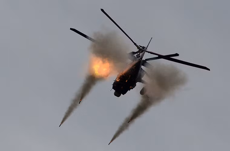 Có một điều đặc biệt tại Amry năm nay là khách tham quan sẽ có cơ hội được chạm vào các thiết bị quân sự yêu thích của mình kể cả các mẫu súng thế hệ mới.