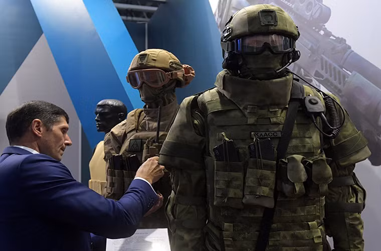 Trong ảnh là một số mẫu quân trang chiến binh tương lai do Nga phát triển.