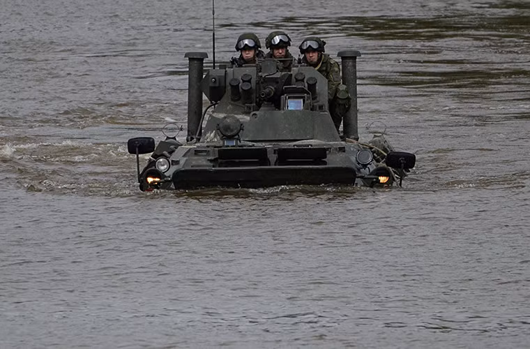 Ở một khu vực khác xe bọc thép chở quân BTR-82A trình diễn khả năng lội nước của mình.