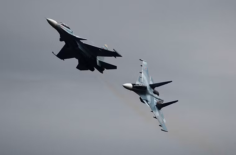 Trong khi đó trên bầu trời là màn trình diễn của bộ đôi tiêm kích đa năng Su-30SM biến thể hiện đại nhất của dòng chiến đấu cơ Su-30.