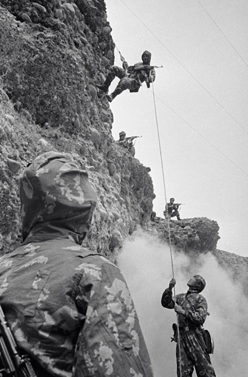 Trong giai đoạn từ năm 1970 cho đến đầu những năm 1990, lực lượng lính dù Liên Xô không ngừng lớn mạnh với trang bị không hề thua kém Phương Tây thậm chí là vượt mặt. Các đơn vị đổ bộ đường không còn có những chiến tích nổi bật tại chiến trường Afghanistan vào những năm 1980.