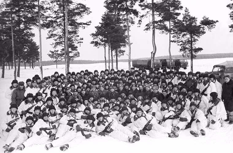 Một đơn vị lính dù tham gia Tập trận toàn quân "Dvina" chụp ảnh kỷ niệm với Đại tướng Vasily Margelov, vị Tư lệnh huyền thoại của Lực lượng Dù Liên Xô. Bức ảnh được chụp vào năm 1970.