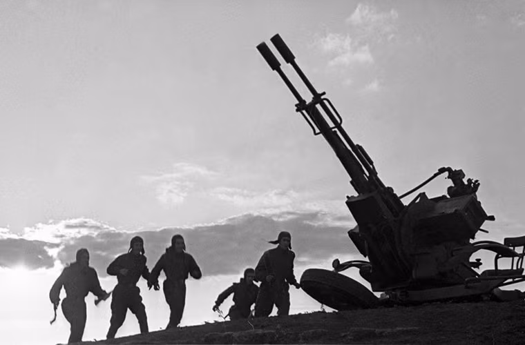 Sau chiến tranh từ năm 1950 trở đi, lực lượng đổ bộ đường không Liên Xô được quan tâm nhiều hơn và dần được xây dựng hành một binh chủng quy mô nhằm giúp Moscow có thể thực hiện một cuộc đổ bộ chớp nhoáng lên Tây Âu khiến tranh nổ ra.