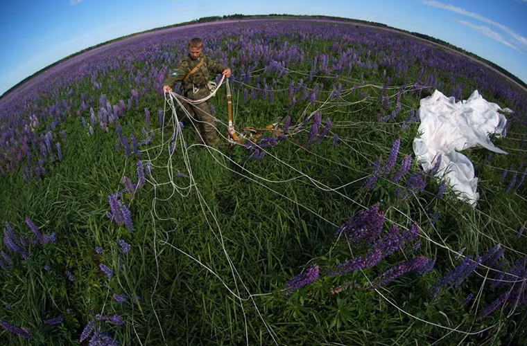 Học viên Trường Chỉ huy nhảy dù Ryazan mang tên Margelov trong cuộc tập trận ở tỉnh Pskov (vùng Tây-Bắc Nga).