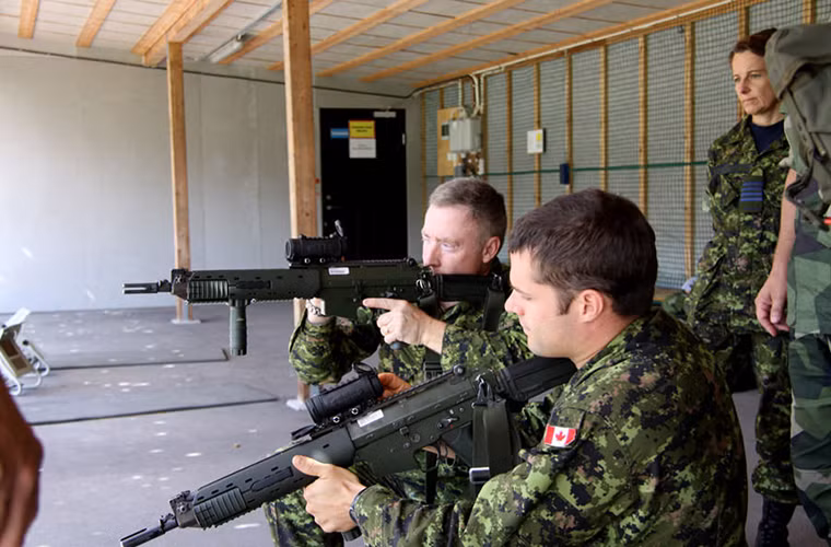 Trong suốt lịch sử phát triển 30 năm của mình Ak 5 cũng được hiện đại hóa với nhiều biến thể khác nhau trong đó FFV Ak 5B và Bofors Ak 5C là hai biến thể phổ biến nhất trong Quân đội Thụy Điển, ngoài ra Ak 5 còn có một biến thể rút ngắn là Bofors Ak 5D dành cho các đơn vị tác chiến đặc biệt.