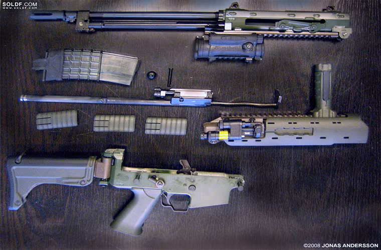 Ak 5 sử dụng cơ chế nạp đạn bằng khí với bolt xoay (trích khí dài) với với hai chốt lớn khóa viên đạn cố định vào vị trí khá giống các dòng súng trường Kalashnikov do Liên Xô chế tạo cùng các chế độ bắn tương tự. Thân súng Ak 5 cũng được thiết kế để có thể tháo rời nhằm tiện hơn cho việc bảo trì giống như các dòng súng tiêu chuẩn của NATO.