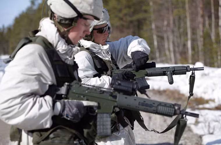 Sau khi lựa chọn và thử nghiệm hơn 10 mẫu súng trường tấn công sử dụng đạn 5.56×45mm khác nhau trong giai đoạn từ 1979-1985, Thụy Điển đã quyết định lựa chọn FN FNC một mẫu súng trường tấn công của Bỉ để phát triển thế hệ súng trường tấn công tiếp theo của nước này là Ak 5.