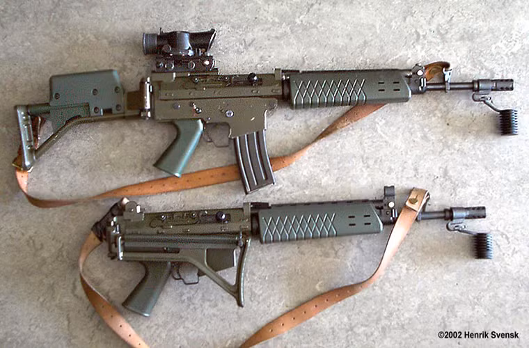 Thiết kế cơ bản của súng trường Ak 5 không có nhiều sự thay đổi so với FN FNC cả hai mẫu súng này đều sử dụng cỡ đạn tiêu chuẩn 5.56×45mm của NATO cùng hộp tiếp đạn STANAG 4172. Điểm khác biệt duy nhất là Ak 5 có thiết kế ốp tay phía trước gọn hơn so với FN FNC.