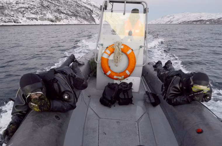 Trong ảnh là hai người nhái Nga tiếp cận mục tiêu bằng xuồng cao tốc trong một tình huống giả định.