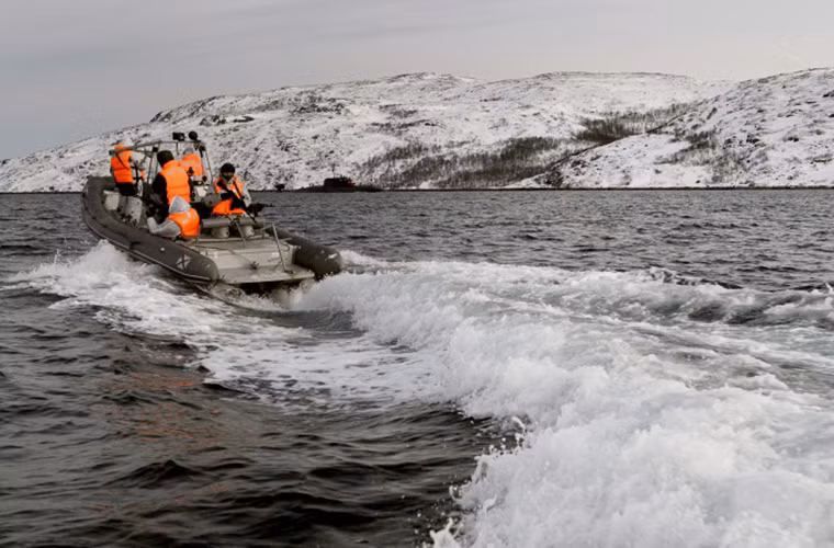 Trong ảnh là xuồng cao tốc tuần tra bảo vệ căn cứ của Hạm đội Biển Bắc.