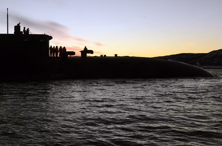 Hạm đội Biển Bắc của Hải quân Nga có căn cứ chính đóng tại Severomorsk với các ụ tàu lớn nhất được bố trí dọc Bán đảo Kola. Hiện tại hạm đội này của Nga đang được biên chế 39 tàu mặt nước và 45 tàu ngầm các loại.