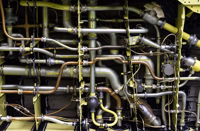 Trong ảnh là hệ thống ống dẫn nhiên liệu bên trong thân của một chiếc Su-34.