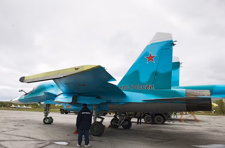 Su-34 được trang bị 2 động cơ phản lực Lyulka AL-31FM1 cho tốc độ bay cực đại Mach 1.8, với tầm bay tuần tra đến 4.500km và với khả năng tiếp nhiên liệu trên không tầm hoạt động của Su-34 có thể lên đến 14.000km.