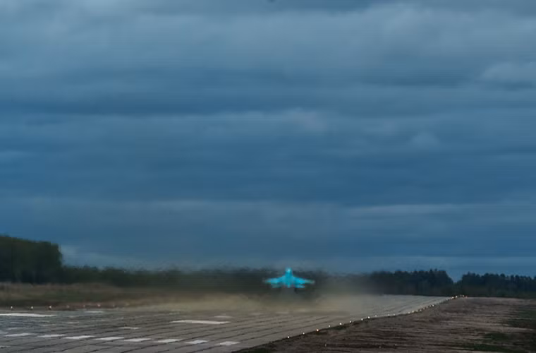 Với việc kế thừa một phần thiết kế của tiêm kích Su-27, Su-34 mang được đến 8 tấn vũ khí trên 12 giá treo cho phép thực hiện nhiều nhiệm vụ tác chiến chống mục tiêu mặt đất, mặt biển và cả trên không khi cần.