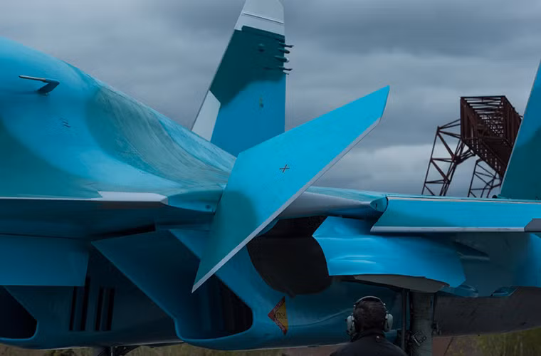 Thiết kế cánh mũi đặc trưng của Su-34, các dòng chiến đấu cơ thế hệ mới của Nga hiện nay đều sử dụng thiết kế này như Su-30MKI hay Su-30SM.