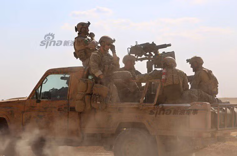 Dù Bộ Quốc phòng Mỹ luôn tuyên bố chỉ hỗ trợ huấn luyện cho lực lượng người Kurd ở Syria nhưng trên thực tế họ làm nhiều hơn thế. Trong một số đoạn video được lực lượng người Kurd đăng tại trên mạng Internet gần đây ta có thể dễ dàng nhận thấy bóng dáng của các cố vấn quân sự của Mỹ tại những vị trí nóng bỏng nhất ở phía Bắc Syria.