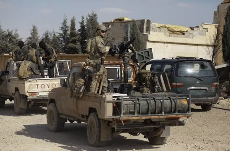 Trong ảnh là một biệt kích Mỹ trên một chiếc xe bán tải vũ trang với súng phóng lựu tự động Mk 47 Striker 40mm vốn chỉ được trang bị cho các đơn vị tác chiến đặc biệt của Quân đội Mỹ.