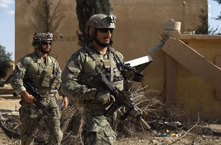 Có nhiều ý kiến cho rằng dường như Mỹ đang học lại cách người Nga hỗ trợ cho Quân đội chính phủ Syria ở một số mặt trận chiến lược. Khi các đơn vị hỗ trợ đặc biệt được triển khai ngay tuyến đầu với nhiệm vụ chính xác định các mục tiêu quan trọng của IS sau đó gọi không quân tới hổ trợ.