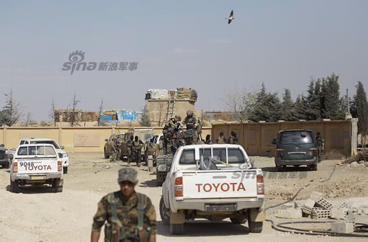 Theo thông tin ban đầu, những bức ảnh này được chụp vào hôm 25/5 tại một địa điểm gần Raqqa - thủ phủ của IS tại Syria. Lực lượng Mũ nồi xanh của Mỹ di chuyển trên những chiếc xe bán tải được lắp súng máy - mẫu phương tiện cơ giới phổ biến tại mọi cuộc xung đột ở Trung Đông hiện nay. Hiện tại theo thông báo của Bộ Quốc phòng Mỹ, nước này đã triển khai ít nhất 250 cố vấn quân sự tại Syria.