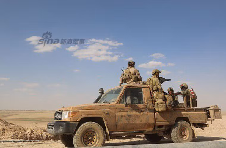 Trang mạng quân sự Sina vừa cho đăng tải những bức ảnh khá đặc biệt về một đội biệt kích Mỹ đang hoạt động tại phía Bắc Syria hỗ trợ cho lực lượng dân quân người Kurd chống lại phiến quân IS ở Raqqa. Điều đáng nói là đơn vị biệt kích này của Mỹ chiến đấu bên cạnh người Kurd ngay ở tuyến đầu và mang những patch phù hiệu của lực lượng Kurd thay vì Quân đội Mỹ.