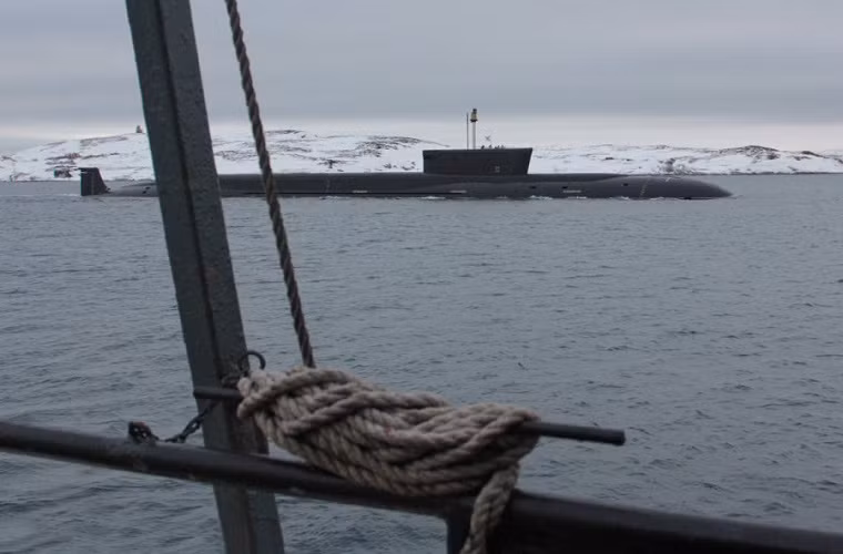 Trong ảnh là tàu ngầm hạt nhân Borei chuẩn bị tiến vào vùng vịnh tại Gadzhiyevo.