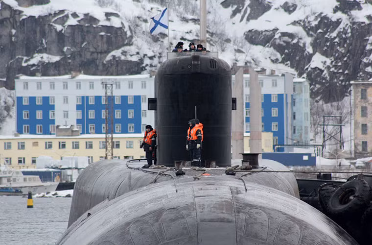 Tàu ngầm hạt nhân Vladimir Monomakh có lượng giãn nước tối đa 24.000 tấn dài 170m và có thủy thủ đoàn 130 người.