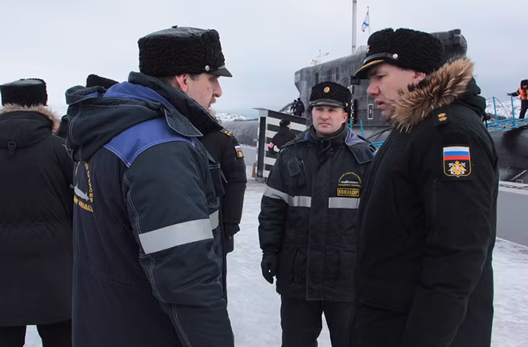 Trong ảnh là Chuẩn Đô đốc Alexander Moiseev – Tư lệnh lực lượng tàu ngầm Hạm đội Biển Bắc cùng chỉ huy tàu Vladimir Monomakh gồm Chuẩn Đô đốc Victor Sidorenko và Đại tá Alexander Nadezhdin.