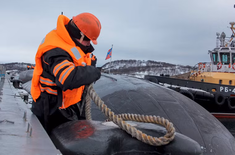 Quá trình này cũng được hổ trợ bởi một tàu lai dắt tại Gadzhiyevo.