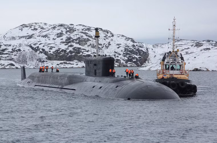 Hiện tại Hải quân Nga chỉ mới đưa vào trang bị ba trong tổng số 8 tàu ngầm lớp Borei theo kế hoạch dự kiến. Trong đó Hạm đội Biển Bắc Nga được trang bị một tàu là Yury Dolgorukiy và hai tàu còn lại thuộc Hạm đội Thái Bình Dương là Aleksandr Nevskiy và Vladimir Monomakh.