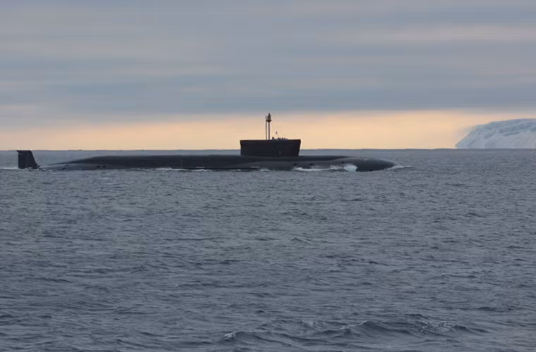 Theo Arms-Expo, tàu ngầm hạt nhân lớp Borei thuộc Project 955 mang tên Vladimir Monomakh của Hạm đội Thái Bình Dương Nga đã đến căn cứ hải quân chính của Hạm đội Biển Bắc tại Severodvinsk trước khi tham gia vào một loạt các đợt thử nghiệm trên biển do Hải quân Nga tổ chức.