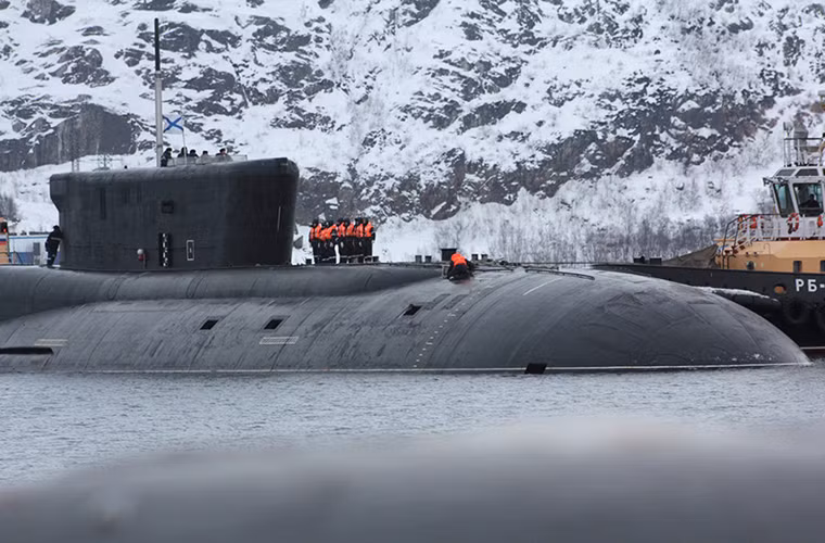 Trong ảnh là các thủy thủ tàu Vladimir Monomakh trên boong tàu trước khi tiến vào cầu cảng tại Gadzhiyevo.