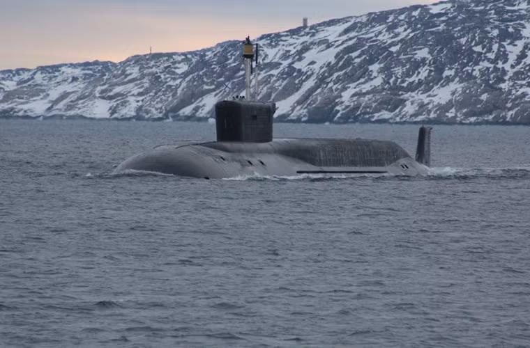 Thông tin này được Đại tá Vadim Serga phát ngôn viên của Hạm đội Biển Bắc công bố trong một buổi họp báo vào hôm 4/4. Được biết tàu Vladimir Monomakh sẽ được neo đậu tại một trong những cầu cảng mới được Hạm đội Biển Bắc xây dựng dành riêng cho các tàu ngầm hạt nhân của Nga tại thị trấn Gadzhiyevo.